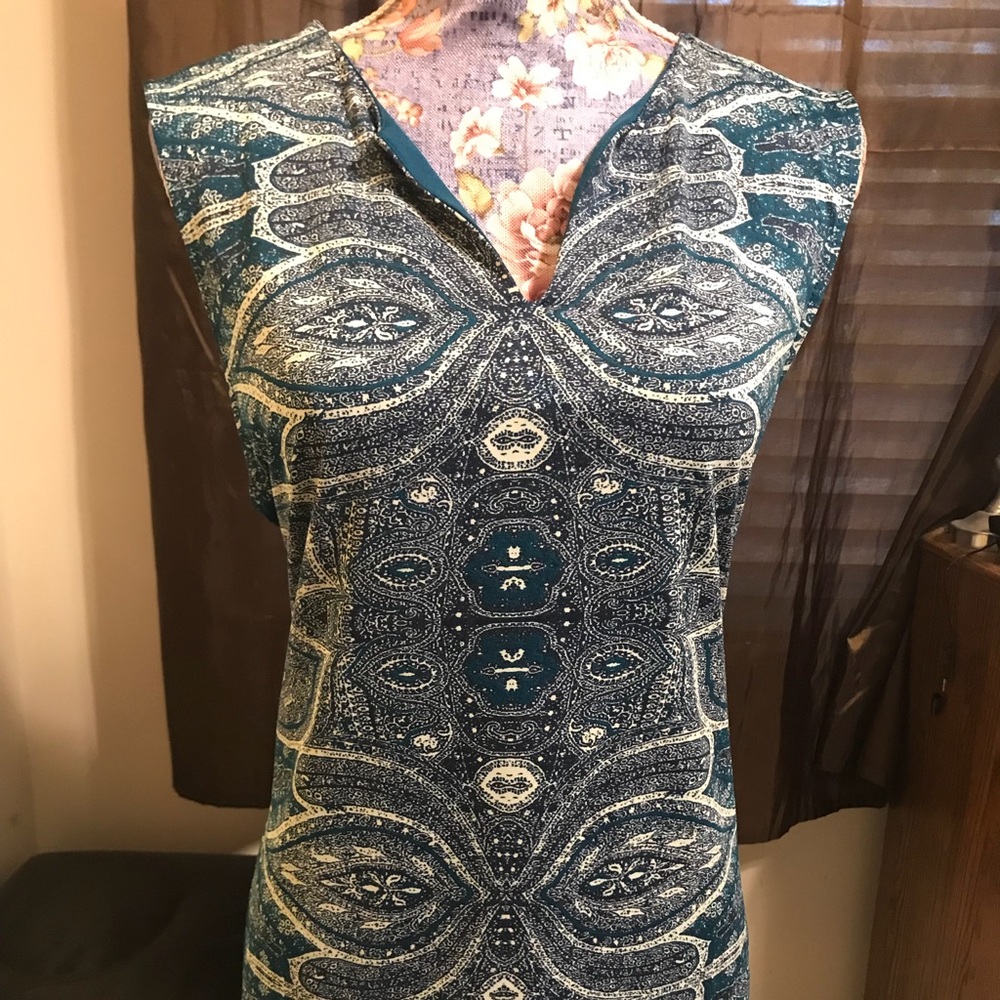Sleeveless tunic.